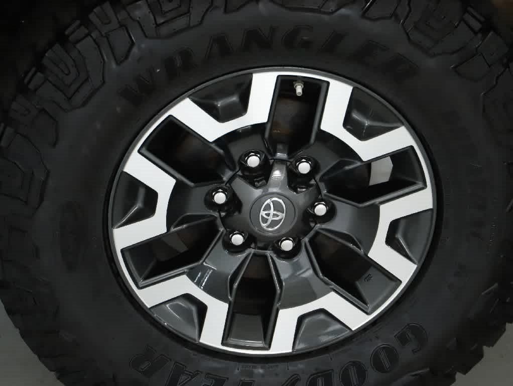 Certified 2020 Toyota Tacoma TRD Off-Road w/ Technology Package AWD/4WD image 12