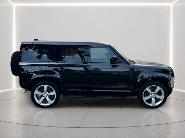 Certified 2025 Land Rover Defender 110 X-Dynamic SE AWD/4WD image 6