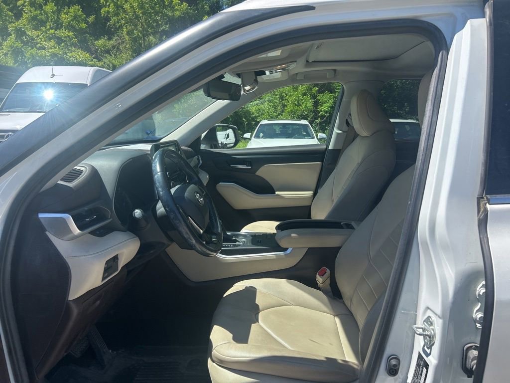 Used 2021 Toyota Highlander XLE AWD/4WD image 10