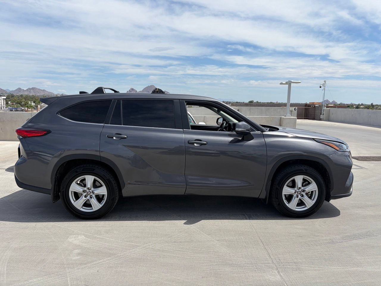 Used 2023 Toyota Highlander LE AWD/4WD image 3