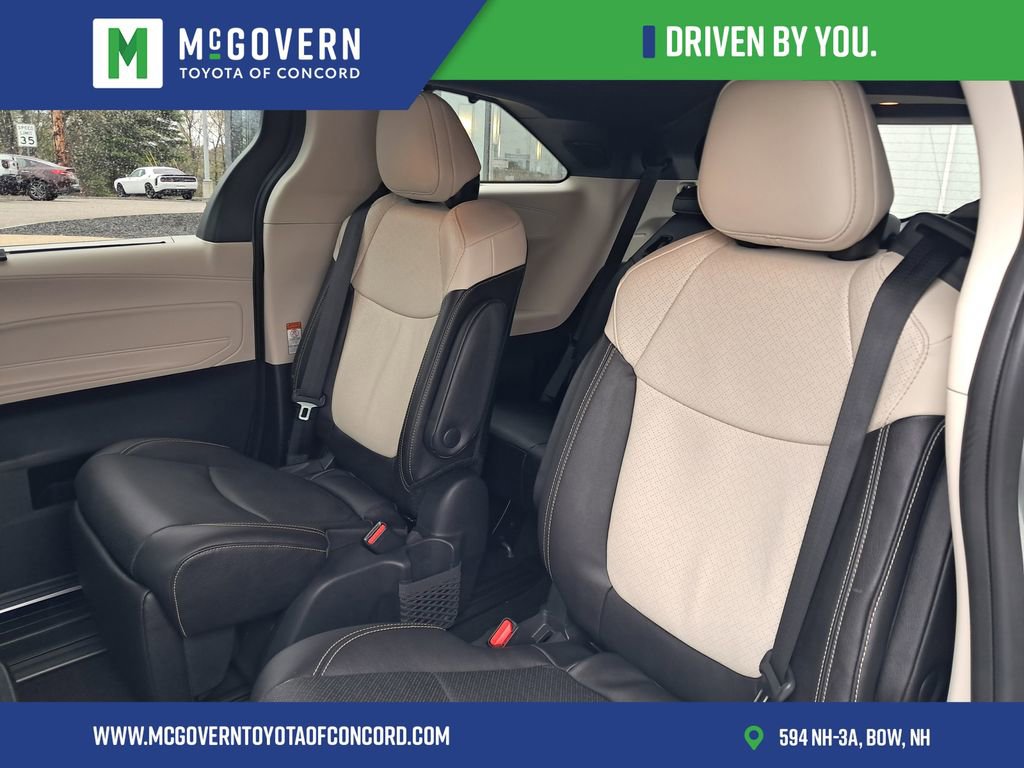 Used 2025 Toyota Sienna Platinum AWD/4WD image 17