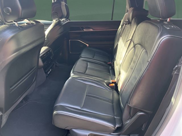 Used 2023 Jeep Wagoneer L Series II AWD/4WD image 12