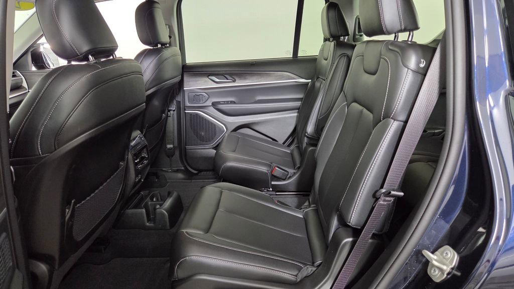 Used 2023 Jeep Grand Cherokee L Limited w/ Luxury Tech Group II AWD/4WD image 34