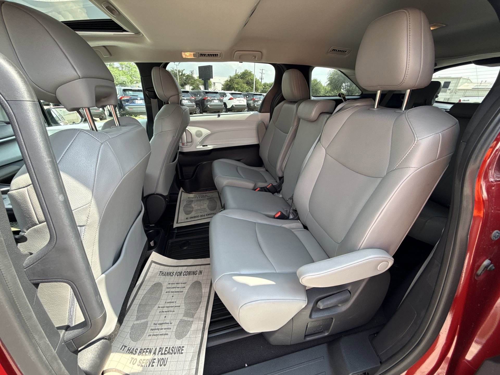 Used 2025 Toyota Sienna XLE FWD image 25