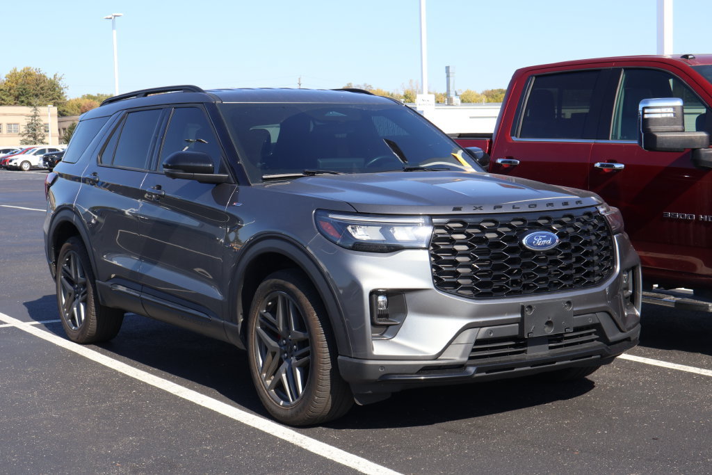 Used 2025 Ford Explorer ST-Line w/ ST-Line Street Pack AWD/4WD image 3