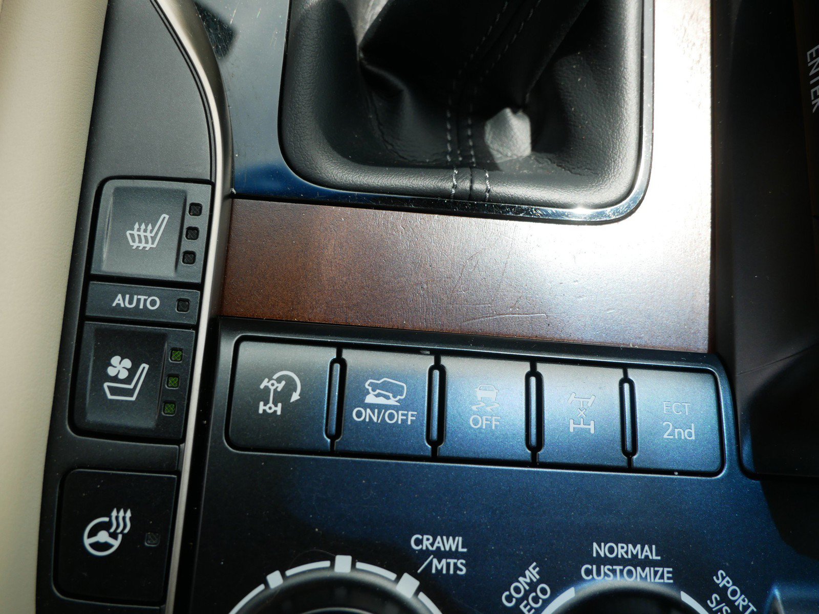 Used 2021 Lexus LX 570 4WD w/ Luxury Package image 26