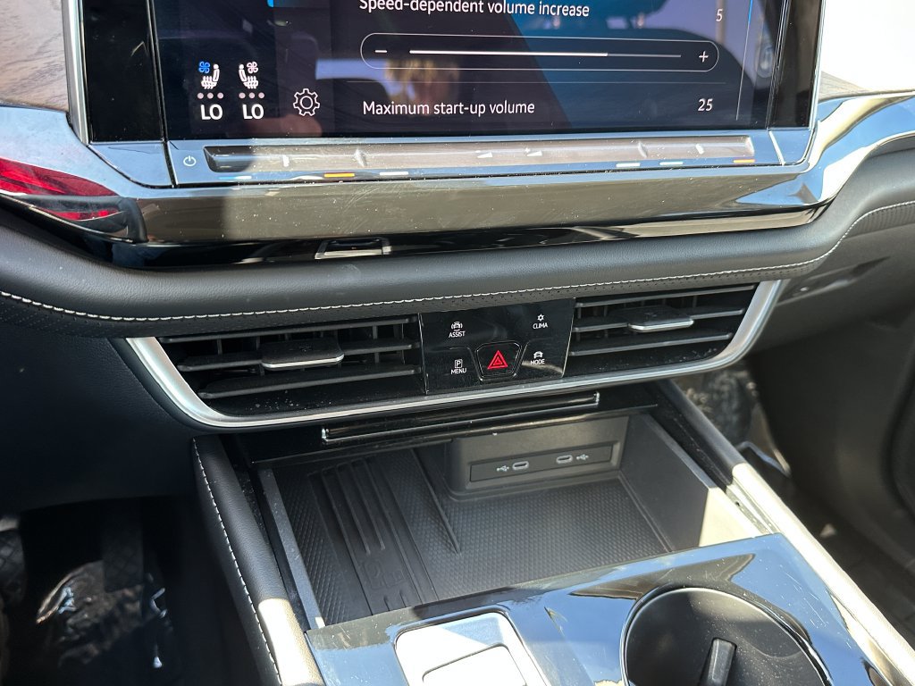 Used 2025 Volkswagen Atlas SE FWD image 30