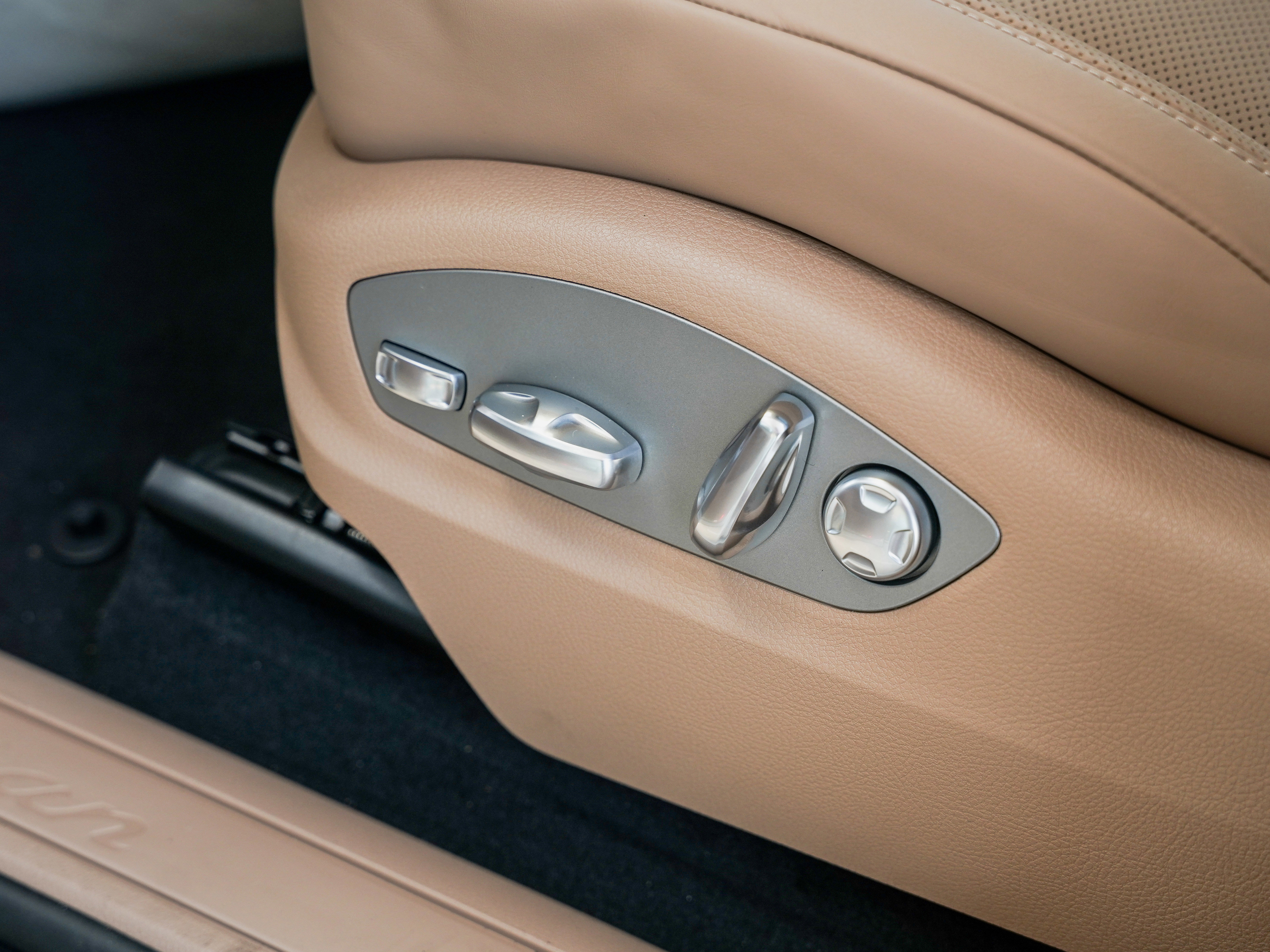 Certified 2025 Porsche Macan image 17
