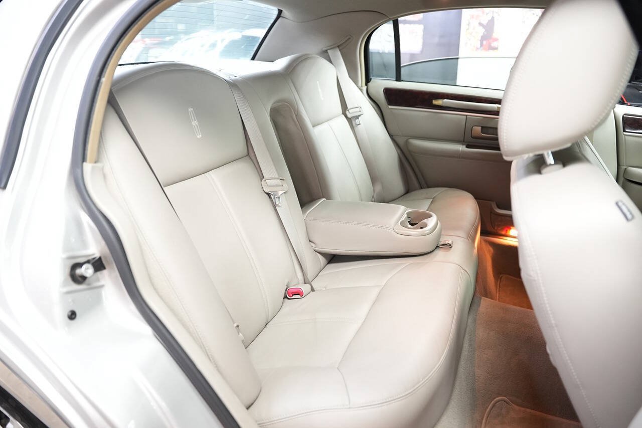Used 2011 Lincoln Town Car Signature Limited RWD image 18