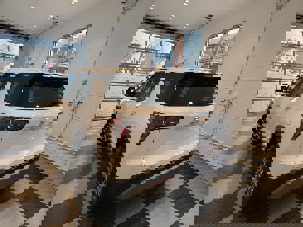 Used 2025 Chevrolet Equinox LT image 3