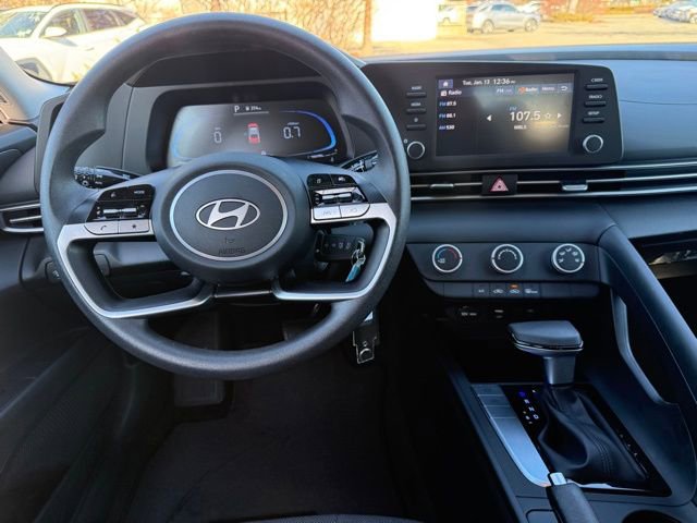 Certified 2025 Hyundai Elantra SE image 23