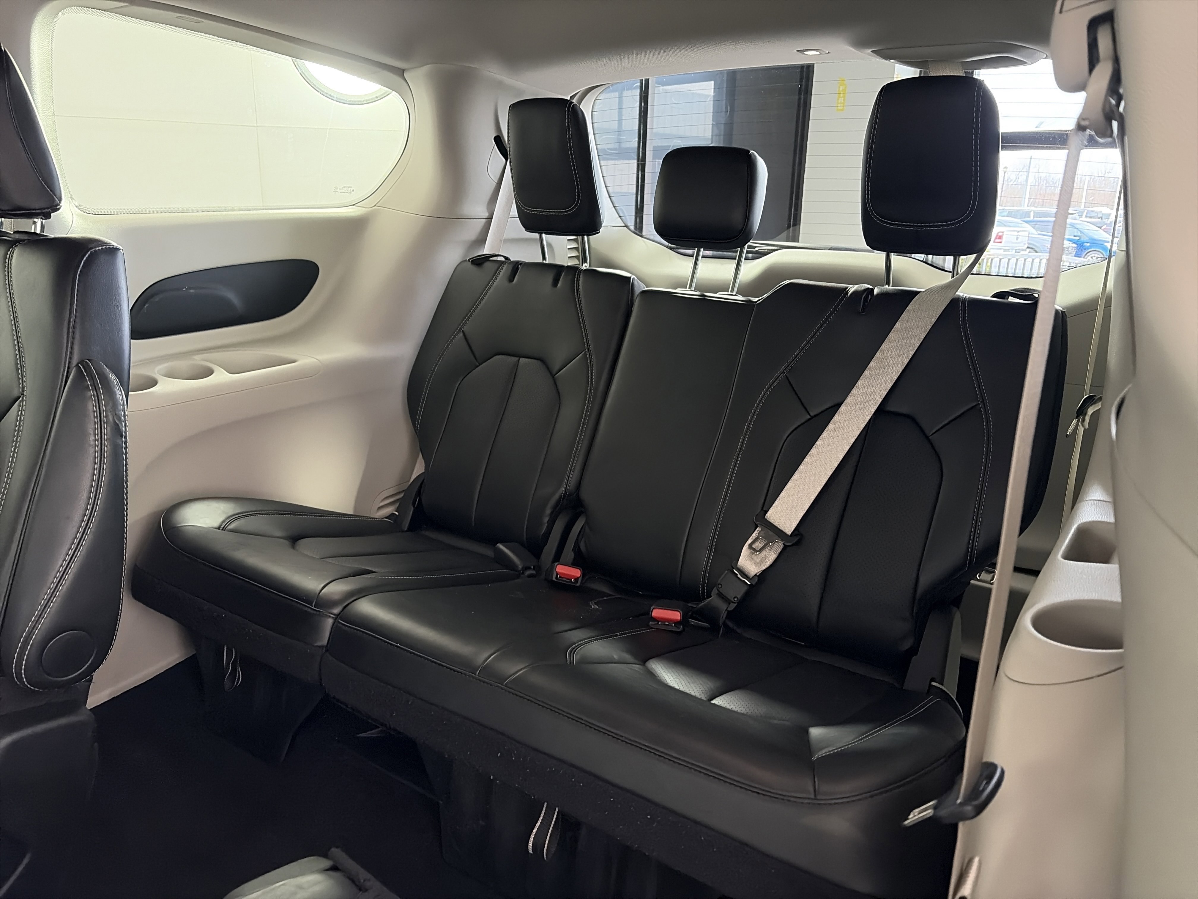 Used 2024 Chrysler Pacifica Touring-L image 8