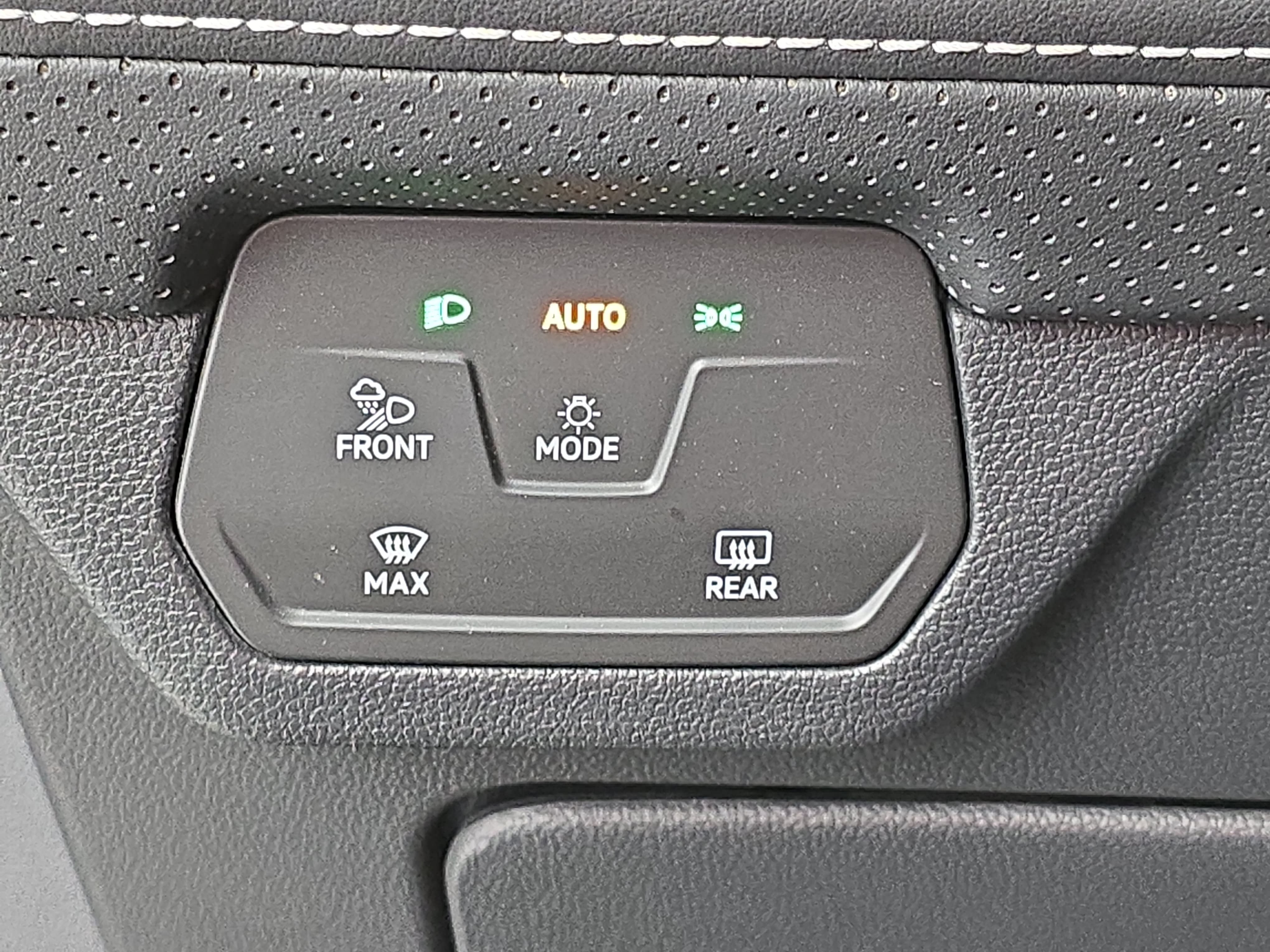 Used 2024 Volkswagen Atlas SE AWD/4WD image 26