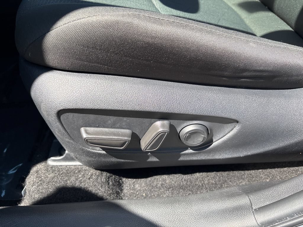 Used 2025 Toyota RAV4 XLE AWD/4WD image 16
