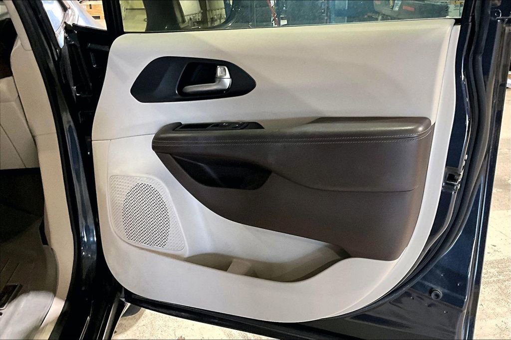 Used 2020 Chrysler Pacifica Touring w/ Tire & Wheel Group image 20