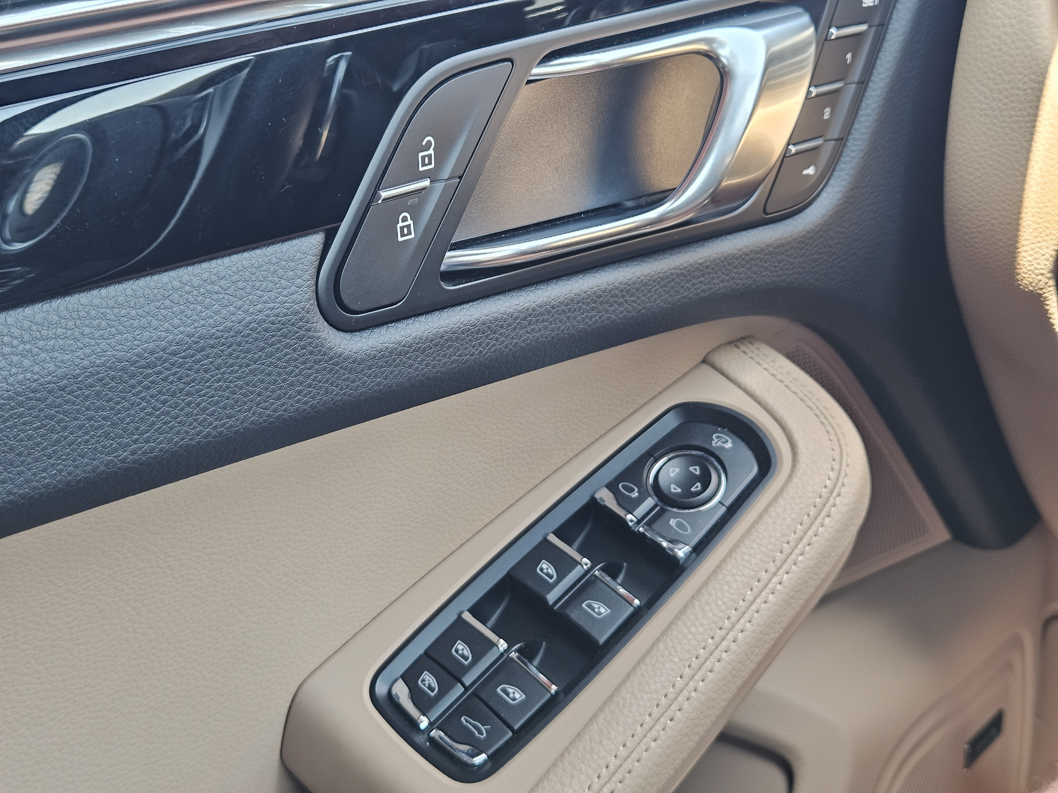 Certified 2026 Porsche Macan AWD/4WD image 23
