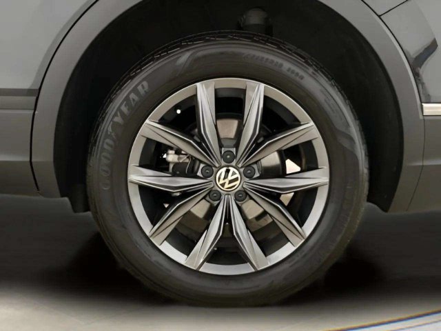 Used 2023 Volkswagen Tiguan SE w/ Panoramic Sunroof Package FWD image 94