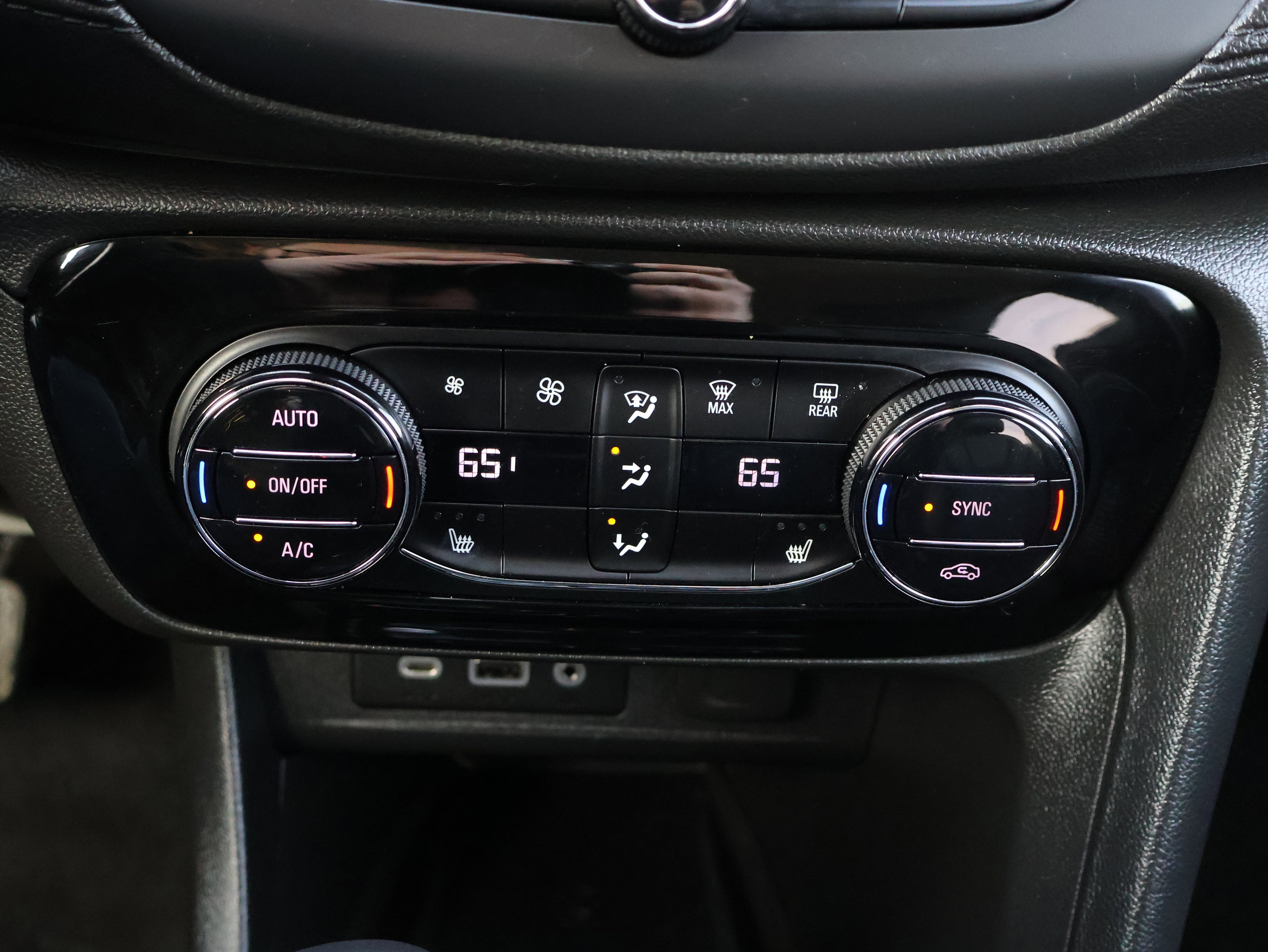 Used 2022 Buick Encore GX Essence w/ Advanced Technology Package image 25