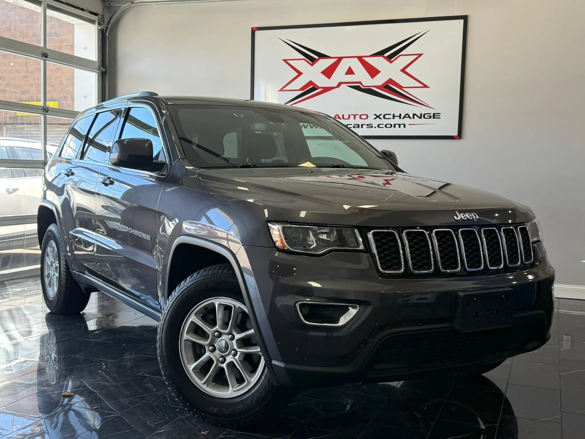 Used 2019 Jeep Grand Cherokee Laredo AWD/4WD image 1