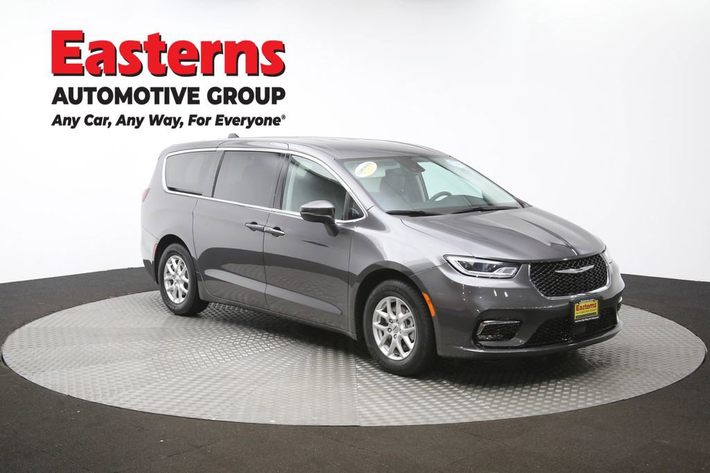 Used 2023 Chrysler Pacifica Touring-L image 53