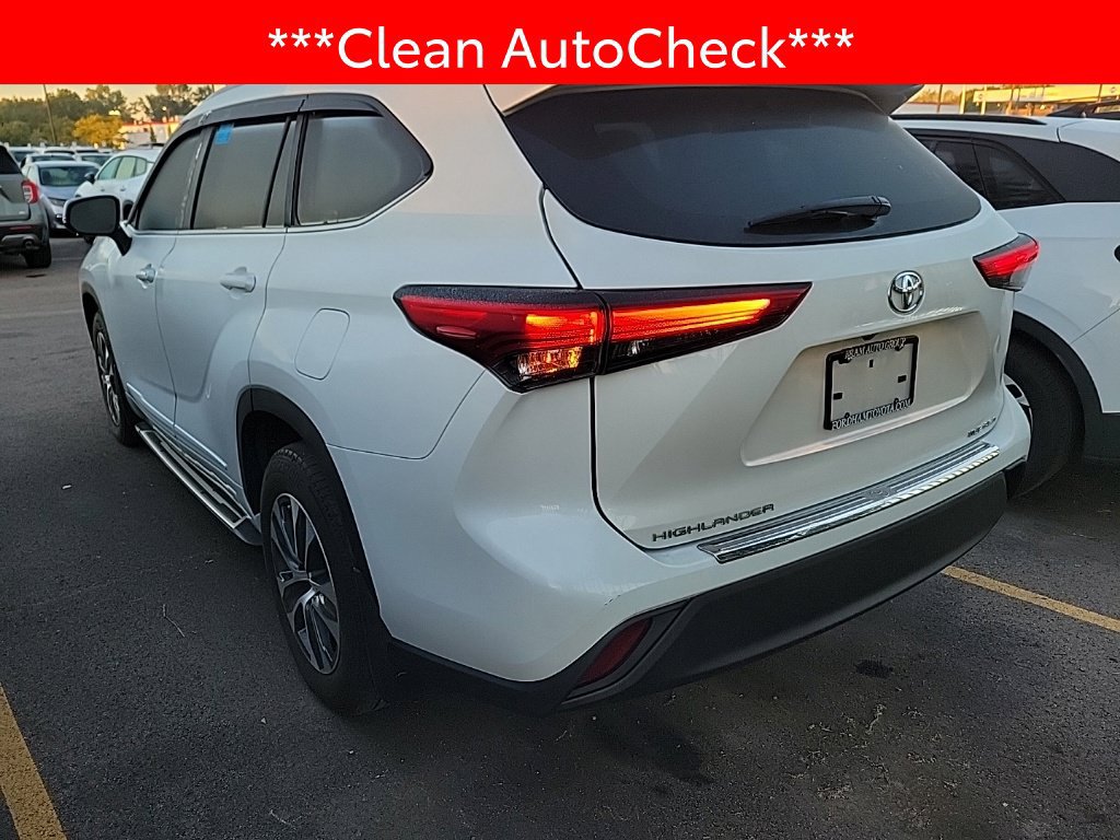 Used 2023 Toyota Highlander XLE AWD/4WD image 4