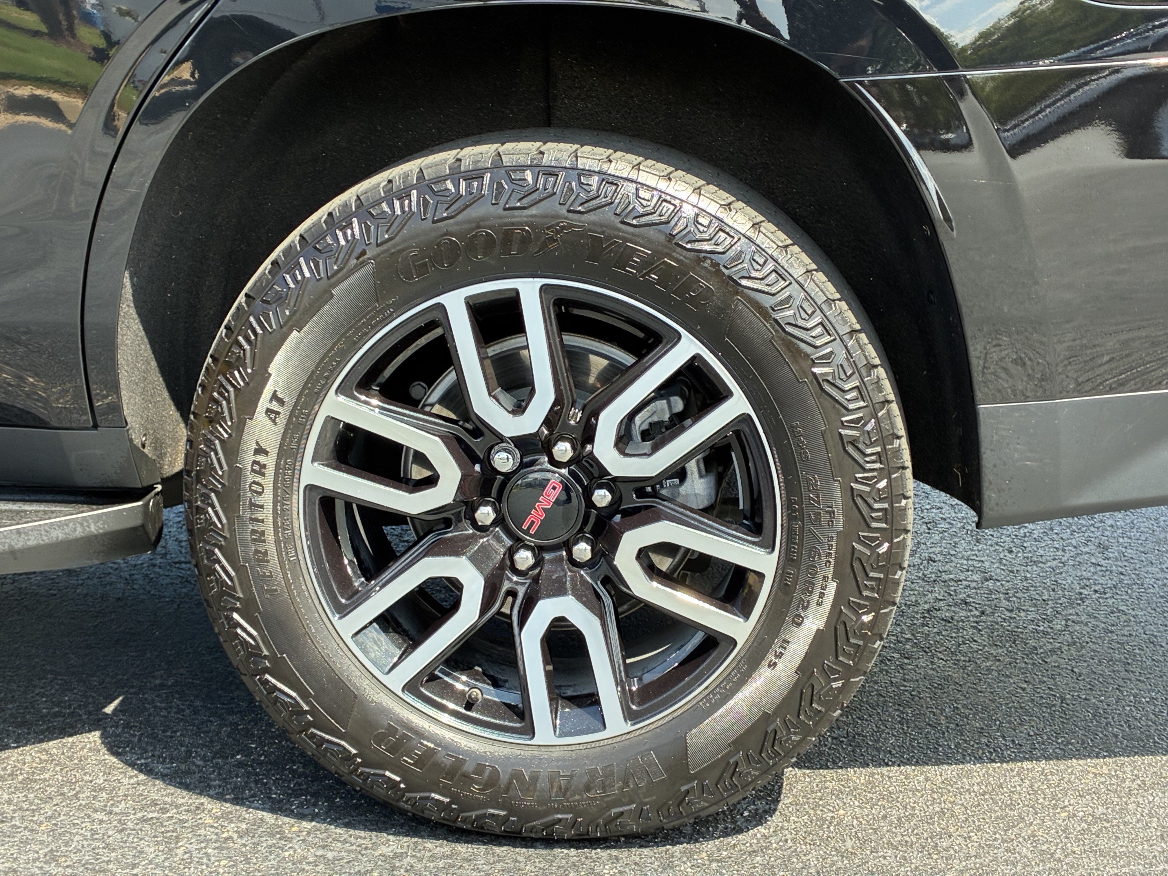 Used 2024 GMC Yukon AT4 AWD/4WD image 15
