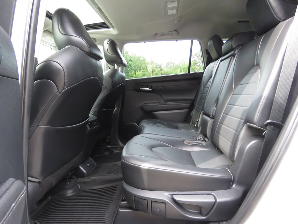 Used 2020 Toyota Highlander XLE AWD/4WD image 21