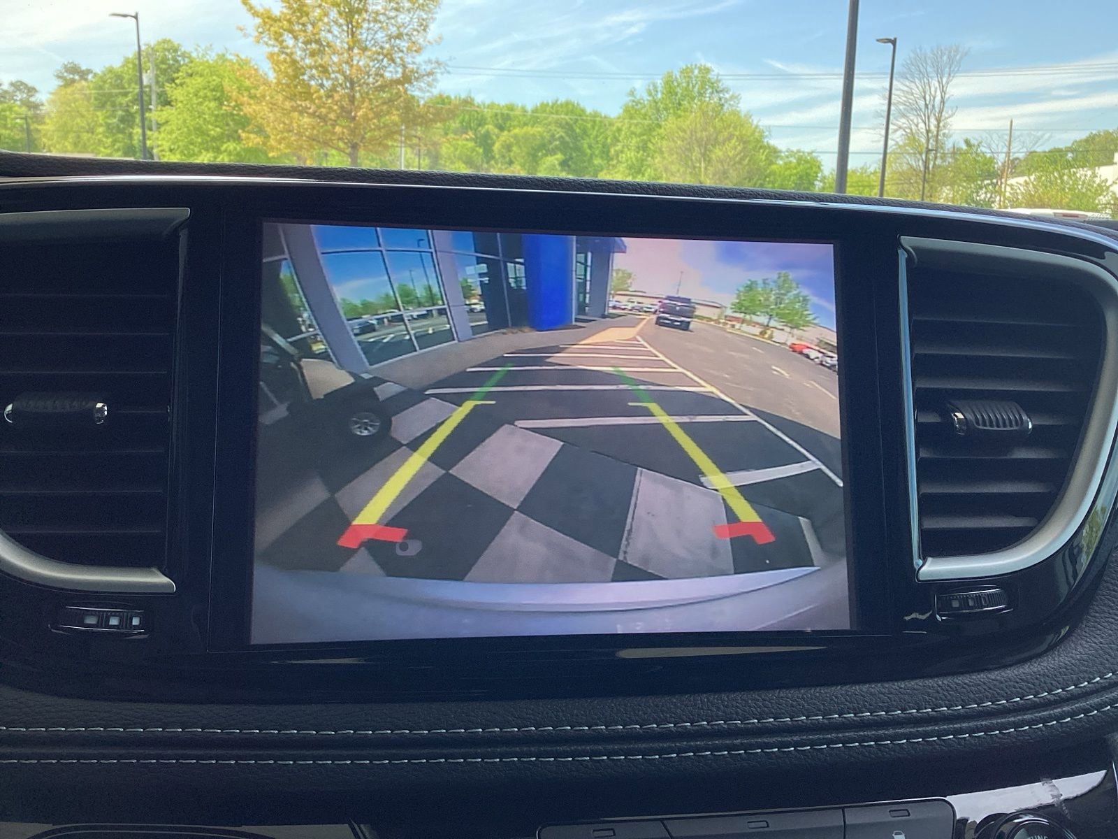 Used 2024 Chrysler Pacifica Select image 16