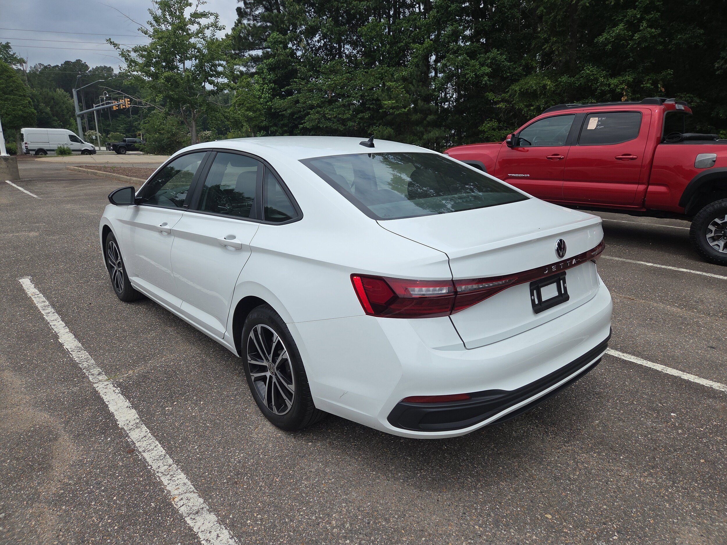 Used 2025 Volkswagen Jetta Sport FWD image 5