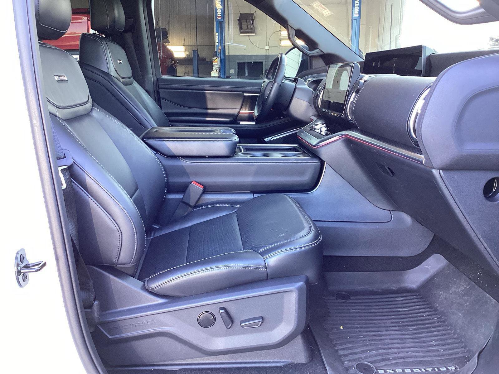 Used 2025 Ford Expedition Max Platinum w/ Stealth Performance Package AWD/4WD image 8
