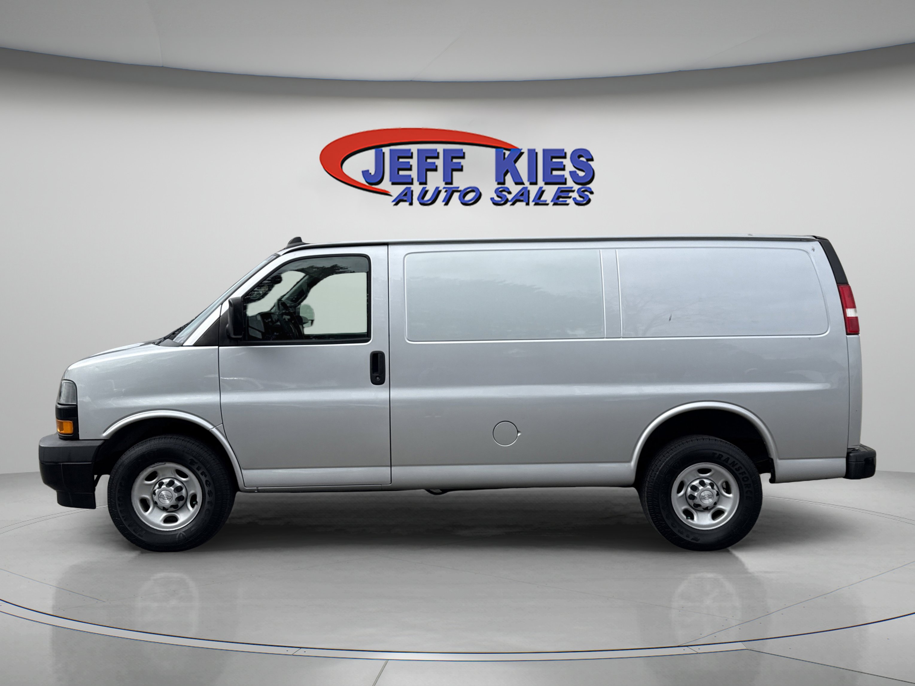Used 2018 Chevrolet Express 2500 image 4