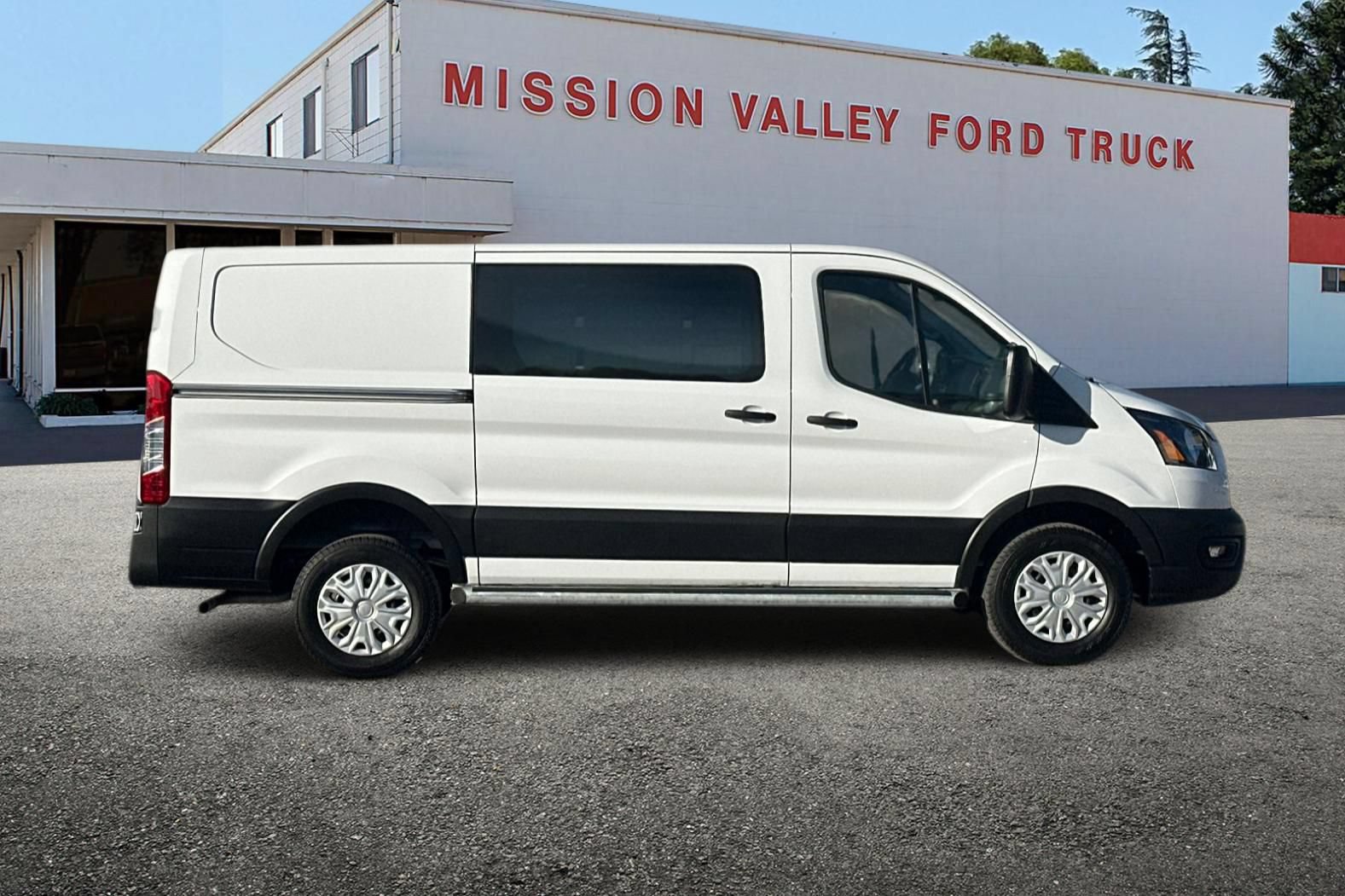 Used 2025 Ford Transit 250 Low Roof w/ Exterior Upgrade Package RWD image 3