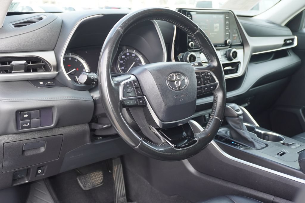 Used 2020 Toyota Highlander XLE FWD image 14
