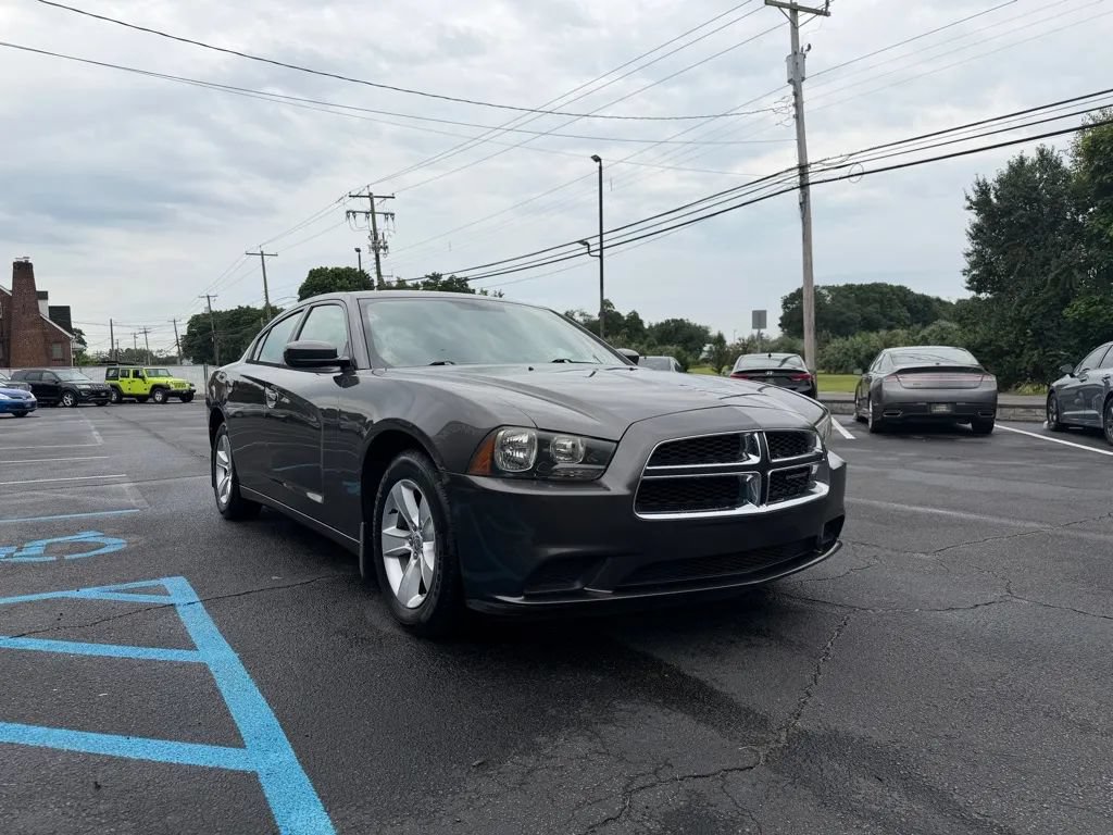 Used 2013 Dodge Charger SE RWD image 4