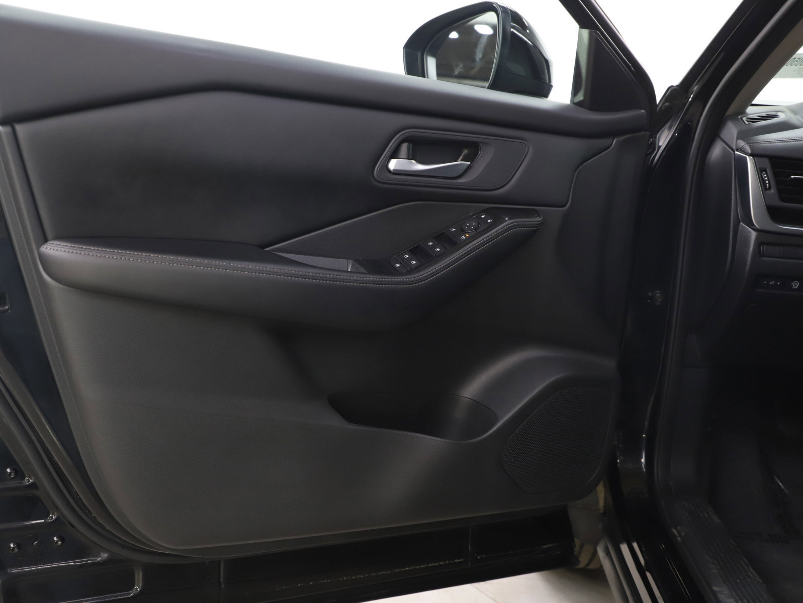Used 2025 Nissan Rogue SV image 19