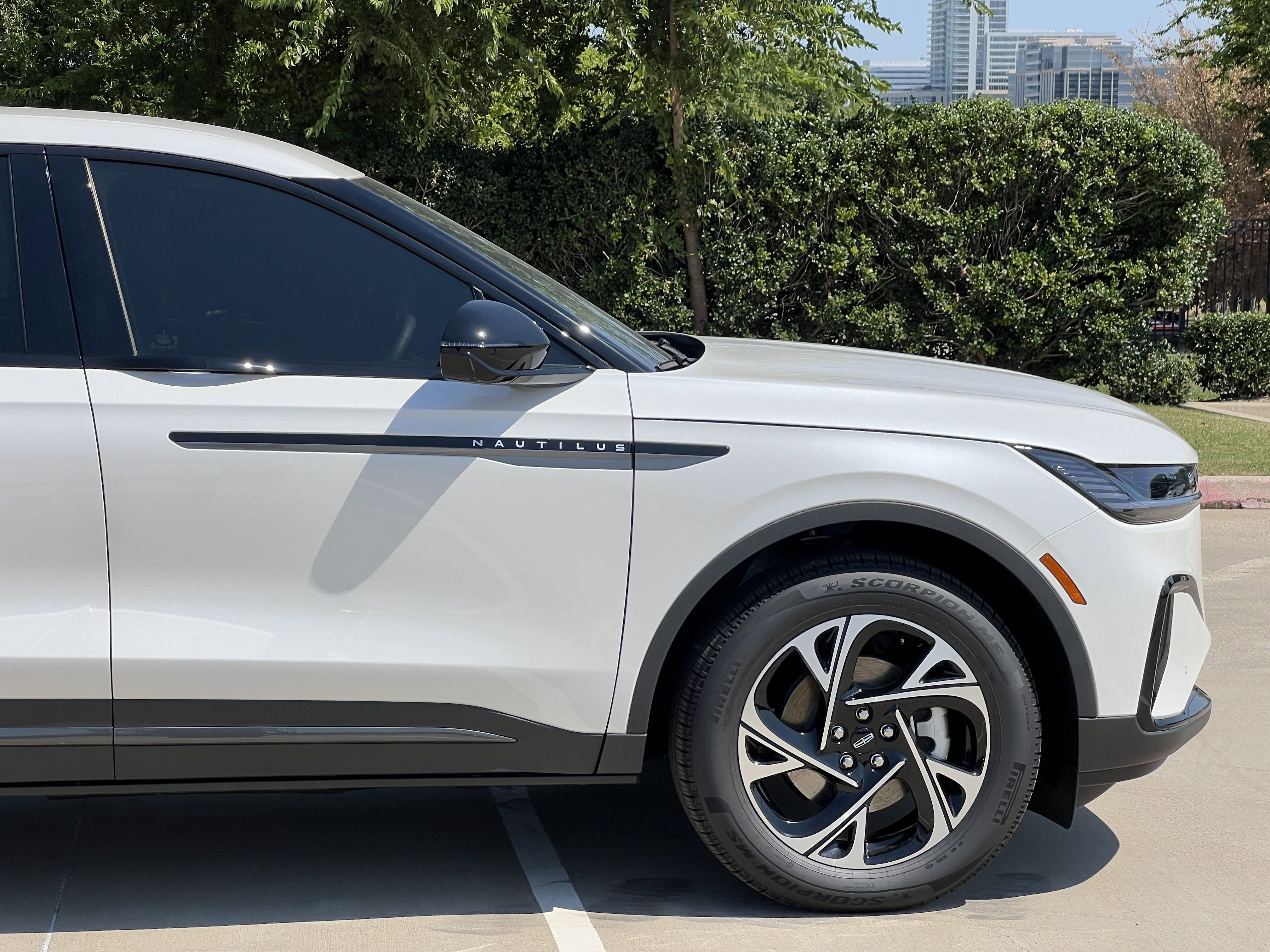 New 2025 Lincoln Nautilus Premier w/ Jet Appearance Package image 12