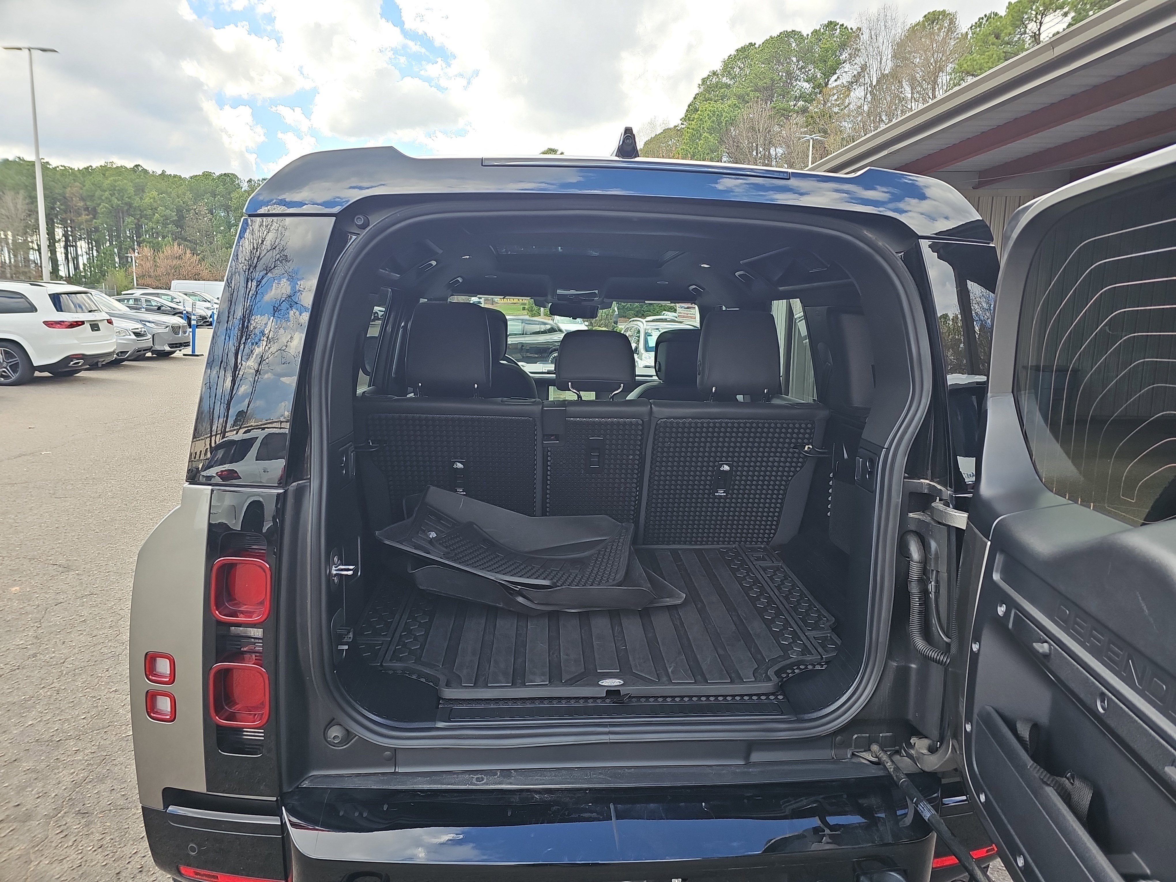 Used 2024 Land Rover Defender 110 X-Dynamic SE image 13