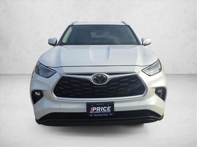 Used 2024 Toyota Highlander XLE image 2