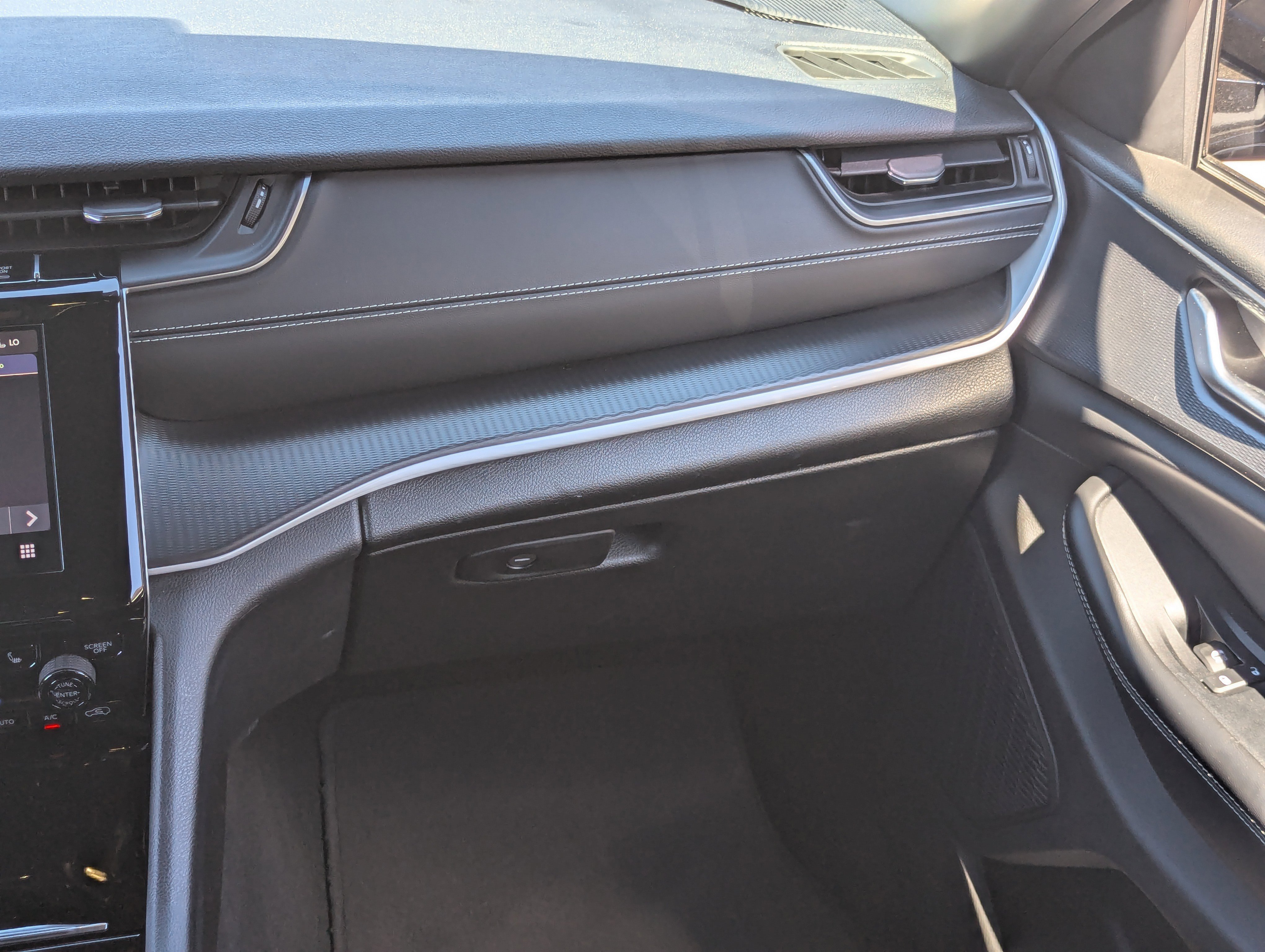 Used 2023 Jeep Grand Cherokee Altitude image 15