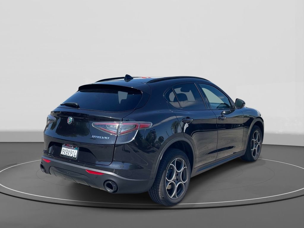 Used 2025 Alfa Romeo Stelvio Sprint AWD/4WD image 4