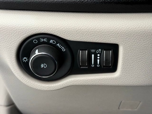 Used 2022 Chrysler Pacifica Touring-L FWD image 33