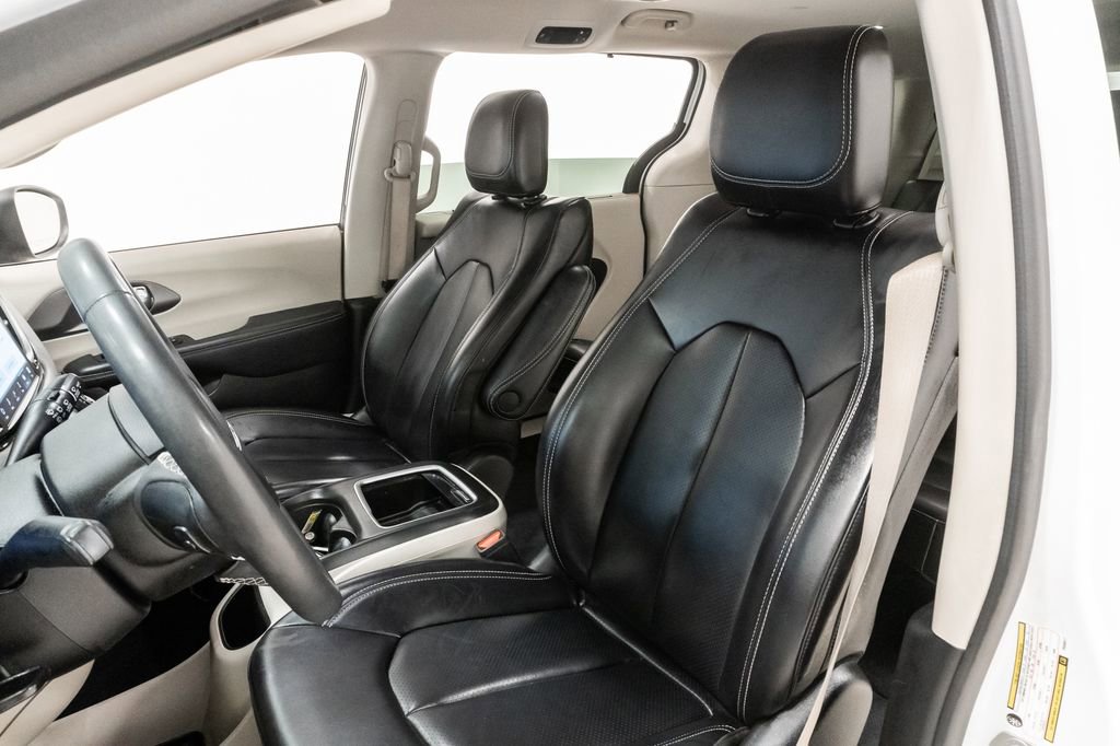 Used 2023 Chrysler Pacifica Touring-L FWD image 9