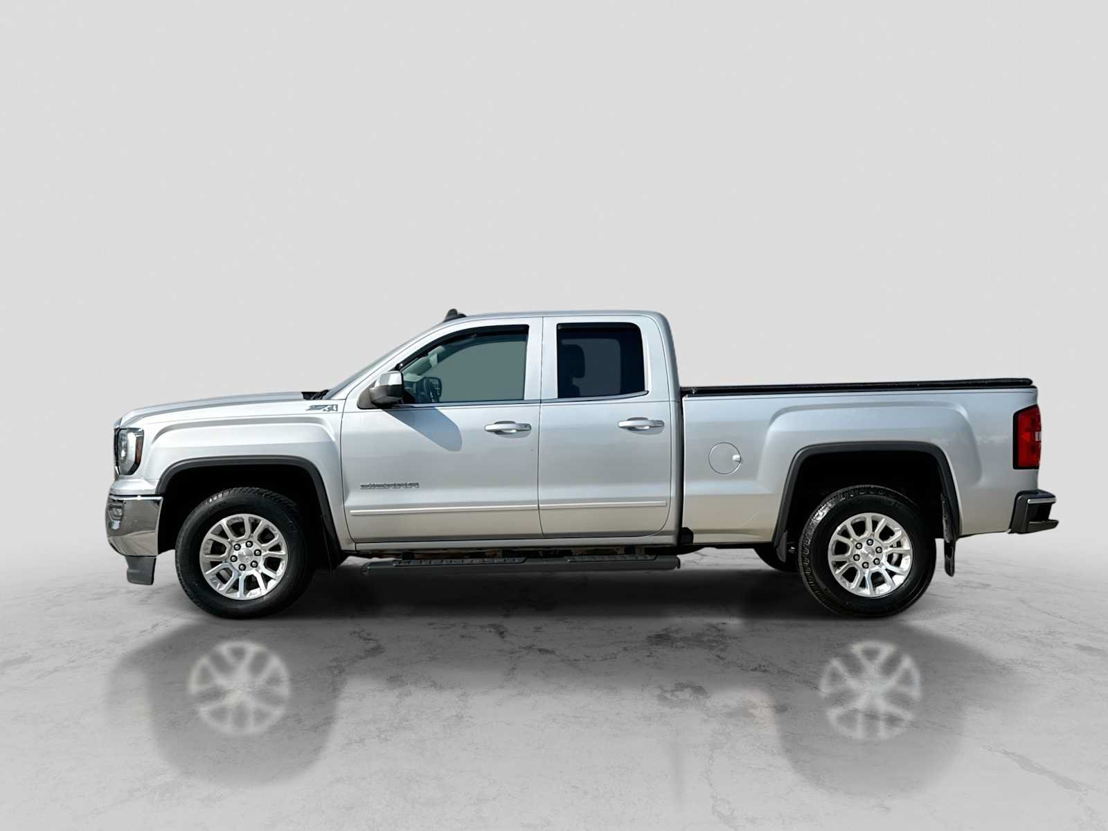 Used 2018 GMC Sierra 1500 SLE w/ SLE Value Package AWD/4WD image 3