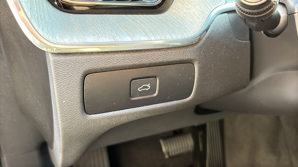 Certified 2025 Volvo XC60 B5 Plus AWD/4WD image 13
