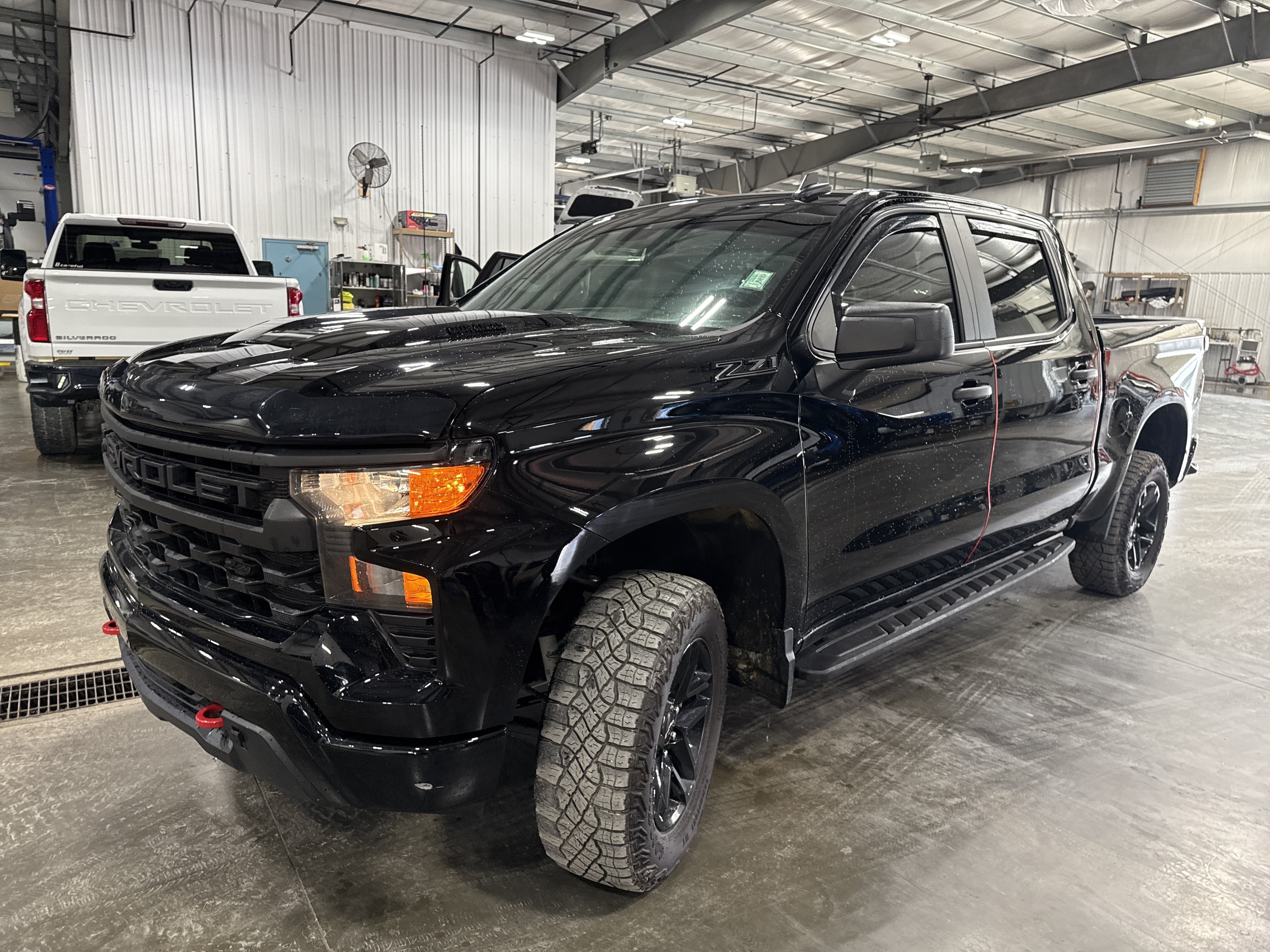 Used 2025 Chevrolet Silverado 1500 Custom Trail Boss w/ LPO, Dark Essentials Package AWD/4WD image 6
