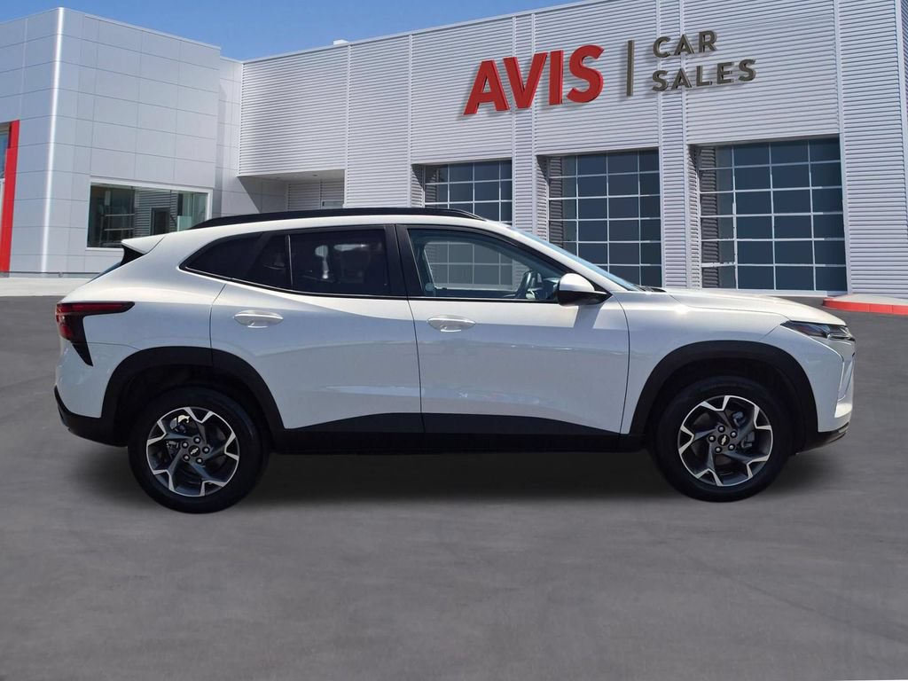 Used 2025 Chevrolet Trax LT w/ LT Convenience Package FWD image 5