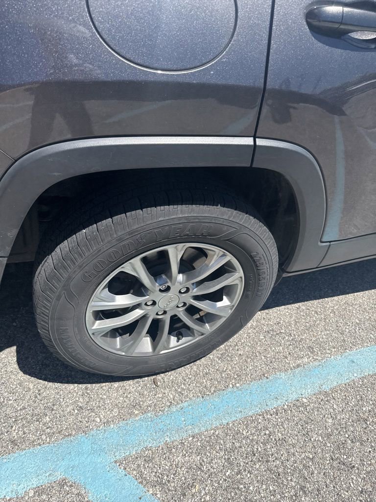 Used 2019 Jeep Cherokee Latitude Plus w/ Comfort/Convenience Group AWD/4WD image 5