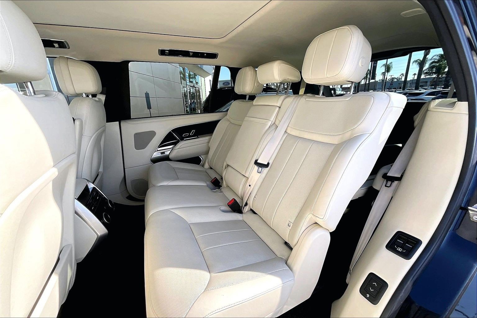 Used 2023 Land Rover Range Rover Long Wheelbase SE image 25