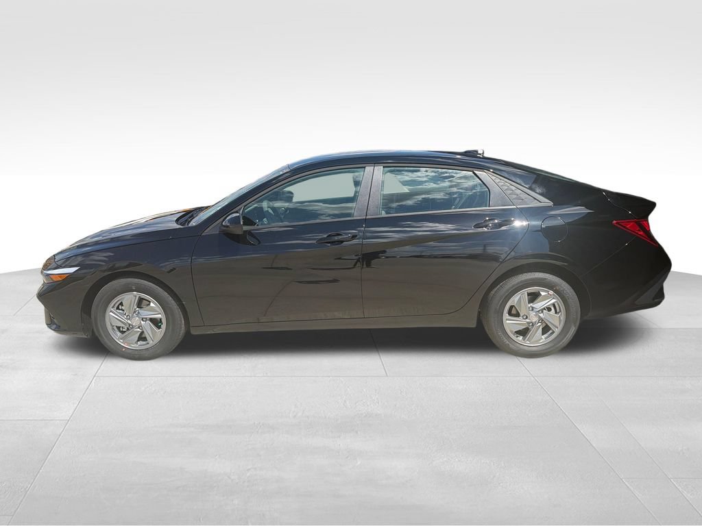 New 2026 Hyundai Elantra SE FWD image 2