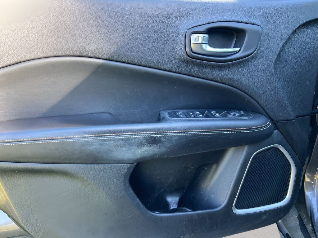 Used 2018 Jeep Compass Latitude w/ Safe & Security Group AWD/4WD image 12